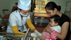 Tiêm phòng sởi cho trẻ em. Ảnh: TTXVN