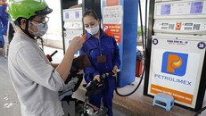 Mua bán xăng, dầu tại cửa hàng kinh doanh xăng dầu trên phố Lạc Trung, Hà Nội. (Ảnh: Trần Việt/TTXVN)