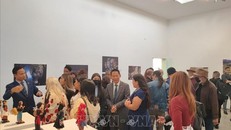 Bạn bè Venezuela nghe giới thiệu về những nét văn hóa đắc sắc của Việt Nam. Ảnh: TTXVN phát