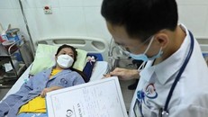 Bác sỹ thăm khám cho bệnh nhân sốt xuất huyết đang điều trị tại Bệnh viện đa khoa Đống Đa, Hà Nội. (Ảnh: Minh Quyết/TTXVN)