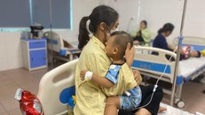 Trẻ nhập viện khi có các dấu hiệu nặng. Ảnh: PV.