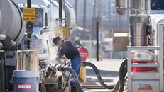 Xe tải chở dầu thô tới nhà máy lọc dầu ở Mỹ. Ảnh: AFP/TTXVN