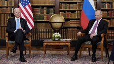 Tổng thống Nga Vladimir Putin (phải) và Tổng thống Mỹ Joe Biden. (Nguồn: AP)