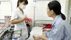 Nhân viên y tế chăm sóc điều trị cho bệnh nhân sốt xuất huyết tại Bệnh viện Bệnh Nhiệt đới Trung ương (ảnh chụp chiều 5/8/2022). Ảnh: Dương Ngọc/TTXVN