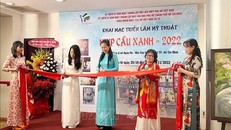Các đại biểu cắt băng khai mạc Triển lãm.