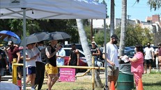 Người dân xếp hàng chờ tiêm vaccine phòng bệnh đậu mùa khỉ tại Los Angeles, California, Mỹ. Ảnh minh họa: AFP/TTXVN