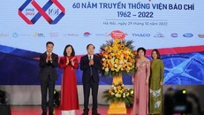 Đại diện lãnh đạo Đảng ủy, Ban Giám đốc, Hội đồng trường Học viện Báo chí và Tuyên truyền tặng hoa chúc mừng nhân kỷ niệm 60 năm ngày truyền thống Viện Báo chí.