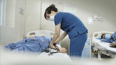 Điều dưỡng chăm sóc bệnh nhân đang điều trị cúm A tại bệnh viện Thanh Nhàn. Ảnh: Minh Quyết/TTXVN