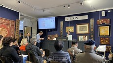 Buổi lễ bán đấu giá các cổ vật của Việt Nam ngày 31/10 tại Paris. Ảnh: Thu Hà/TTXVN