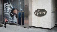 Một người phụ nữ đi trước trụ sở chính của Pfizer ở Manhattan. (Nguồn: Getty Images)