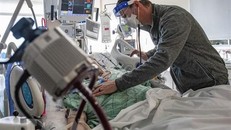 Điều trị cho bệnh nhân nhiễm COVID-19 tại bệnh viện ở Hartford, bang Connecticut, Mỹ. (Ảnh: AFP/TTXVN)