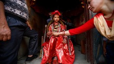 Bé gái ở nước nào được chọn là 'Thánh nữ đồng trinh'?