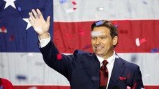  Thống đốc bang Florida của đảng Cộng hòa Ron DeSantis ăn mừng chiến thắng trong đêm bầu cử giữa nhiệm kỳ năm 2022 ở Tampa, Florida, Mỹ ngày 8/11. Ảnh: REUTERS