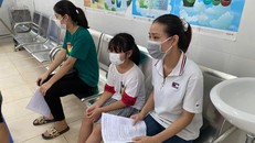 Người dân đeo khẩu trang khi đến nơi công cộng. Ảnh: TN