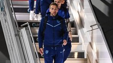 Tiền đạo Harry Kane (trước) cùng các đồng đội tuyển Anh tới sân bay quốc tế Hamad ở Doha, Qatar ngày 15/11/2022. Ảnh: AFP/TTXVN