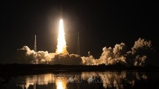 Tên lửa SLS mang theo tàu vũ trụ thám hiểm Mặt Trăng Orion trong sứ mệnh Artemis 1 rời bệ phóng tại Trung tâm vũ trụ Kennedy, bang Florida, Mỹ ngày 16/11/2022. Ảnh: THX/TTXVN
