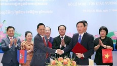 Ông Vũ Hoài Bắc (phải), Trưởng ban Ban Tôn giáo Chính phủ (Bộ Nội vụ Việt Nam) và ông Chhit Sokhon (trái), Bộ trưởng Bộ Lễ nghi và Tôn giáo Campuchia, trao đổi văn kiện sau khi ký Thỏa thuận hợp tác trong lĩnh vực tôn giáo giai đoạn 2022 - 2026.