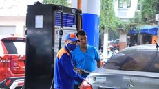 Nhân viên Petrolimex bán xăng cho khách hàng. (Ảnh: PV/Vietnam+)