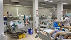 Bệnh nhân sốt xuất nặng điều trị tại Bệnh viện Bệnh nhiệt đới Trung ương. Ảnh: Tạ Nguyên