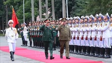 Đại tướng Lương Cường và Trung tướng Vicstor Rojo Ramos duyệt Đội Danh dự QĐND Việt Nam. Ảnh: Trọng Đức/TTXVN