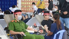 Các bạn trẻ tham gia tại Chương trình hiến máu Chủ nhật Đỏ. (Ảnh: PV/Vietnam+)