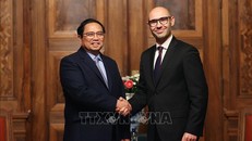 Thủ tướng Phạm Minh Chính và Tổng Thư ký Toà trọng tài thường trực Marcin Czepelak. Ảnh: Dương Giang/TTXVN