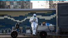 Trung Quốc bắt đầu đưa ra những chính sách nới lỏng đầu tiên sau hơn hai năm nghiêm ngặt chống dịch. Ảnh: AFP