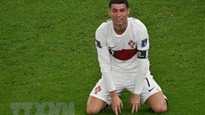 Vẻ buồn bã của tiền đạo Cristiano Ronaldo khi Bồ Đào Nha để lỡ tấm vé đi tiếp. (Ảnh: AFP/TTXVN)