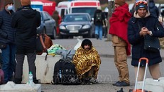 Người tị nạn từ Ukraine tại khu vực biên giới Medyka, Ba Lan ngày 28/2/2022. Ảnh: THX/TTXVN