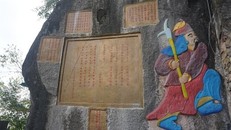 Hầu hết bức tượng và phù điêu khắc trên vách núi đã bị sơn phủ màu mè, trong đó có 13/14 tấm bia ma nhai đã được sơn mới bằng sơn công nghiệp.