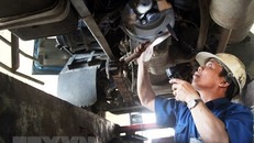 Đăng kiểm viên đang thực hiện quy trình kiểm định xe cơ giới. (Ảnh: Hoàng Hùng/TTXVN)