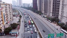 Ùn tắc kéo dài tại cao tốc Pháp Vân - Cầu Giẽ hướng vào trung tâm thành phố. Ảnh: Phạm Kiên/TTXVN