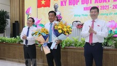 Chủ tịch HĐND Phan Văn Thắng và Chủ tịch UBND tỉnh Đồng Tháp Phạm Thiện Nghĩa tặng hoa chúc mừng ông Nguyễn Phước Thiện được bầu chức danh Phó Chủ tịch UBND tỉnh ngày 6/1/2023. (Ảnh: Nguyễn Văn Trí/TTXVN)