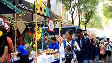 Khách quốc tế tham quan Đường sách Thành phố Hồ Chí Minh dịp Tết Nguyên đán Quý Mão 2023. Ảnh: Hồng Đạt/TTXVN