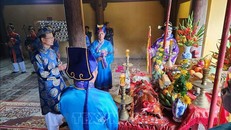 Lễ hạ cây nêu được tái hiện trang trọng, bao gồm các phần: cúng nêu, nhạc lễ và tiến hành hạ cây nêu.