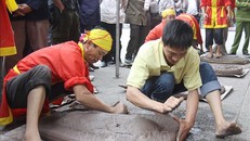 Các pháo thủ tham gia là những trai tráng trong làng. Ảnh tư liệu: TTXVN