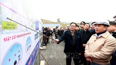 Thủ tướng Phạm Minh Chính kiểm tra và nghe báo cáo về tình hình thực hiện dự án thành phần cao tốc Mai Sơn - QL45. Ảnh: Dương Giang/TTXVN