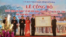 Uỷ viên Trung ương Đảng, Bộ trưởng Bộ Văn hóa, Thể thao và Du lịch Nguyễn Văn Hùng (bên phải) trao chứng nhận “Lễ hội Đền Đông Cuông, huyện Văn Yên, tỉnh Yên Bái” là Di sản văn hóa phi vật thể quốc gia cho đại diện tỉnh Yên Bái. Ảnh: Tuấn Anh/TTXVN