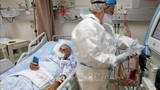 Nhân viên y tế truyền máu cho một bệnh nhân ở trung tâm y tế thành phố Ashkelon, miền Nam Israel ngày 22/2/2022. Ảnh minh họa: AFP/TTXVN