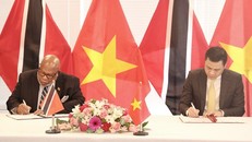 Đại sứ Đặng Hoàng Giang và Đại sứ Dennis Francis ký 'Thông cáo chung thiết lập quan hệ ngoại giao giữa Việt Nam và Cộng hòa Trinidad & Tobago.' (Ảnh: Quang Huy/TTXVN)