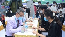 Tại ngày hội tư vấn tuyển sinh 2022, nhiều thí sinh quan tâm tới ngành học mới. Ảnh: LV