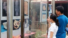 Du khách tham quan những di sản cổ vật thời Lý - Trần tại chùa chùa Đọi Sơn. Ảnh tư liệu: Đại Nghĩa/TTXVN