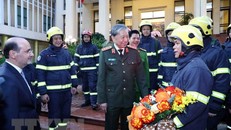 Đại tướng Tô Lâm, Bộ trưởng Bộ Công an thăm hỏi và động viên cán bộ, chiến sỹ Đoàn công tác Bộ Công an đi cứu nạn, cứu hộ tại Thổ Nhĩ Kỳ. (Ảnh: Phạm Kiên/TTXVN)