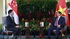 Thủ tướng Phạm Minh Chính tiếp Phó Thủ tướng kiêm Bộ trưởng Tài chính Lawrence Wong. (Ảnh: Dương Giang/TTXVN) 