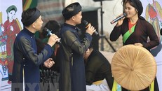 Các liền anh, liền chị trình diễn màn hát giao duyên Quan họ. (Ảnh: Nhật Anh/TTXVN)