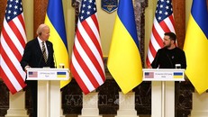 Tổng thống Ukraine Volodymyr Zelensky (phải) và Tổng thống Mỹ Joe Biden tại cuộc họp báo chung ở Kiev ngày 20/2/2023. Ảnh: AFP/TTXVN