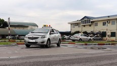 Học viên thi sát hạch lái xe trong sa hình tại một trung tâm đào tạo, sát hạch lái xe của Hà Nội. (Ảnh: Việt Hùng/Vietnam+)