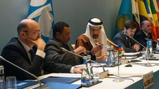 Thứ trưởng Năng lượng Nga Pavel Sorokin (thứ 2 từ phải sang) trong một cuộc họp của OPEC+. Ảnh: AFP