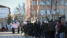 Điều kiện thời tiết giá rét và thiếu điện, nước khiến cho những sinh hoạt cơ bản của người dân sau trận động đất ở Adiyaman, Thổ Nhĩ Kỳ càng thêm khốn khó. (Ảnh: Trường Dụy/TTXVN)