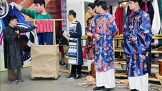 Nhà thiết kế Nguyễn Đức Huy, Thương hiệu cổ phục Đông Phong (áo dài đen), trình diễn khâu nhuộm màu bằng chất liệu tự nhiên bản địa độc đáo sử dụng trong thiết kế bộ sưu tập áo dài "Nếp màu tự nhiên". 